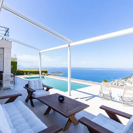 Charming With Sea View In Villa *