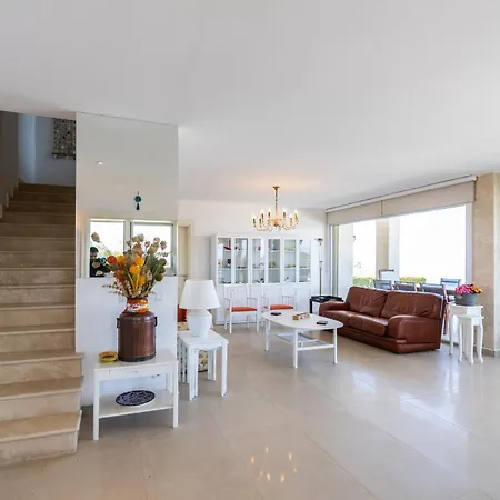 Villa Charming With Sea View In
